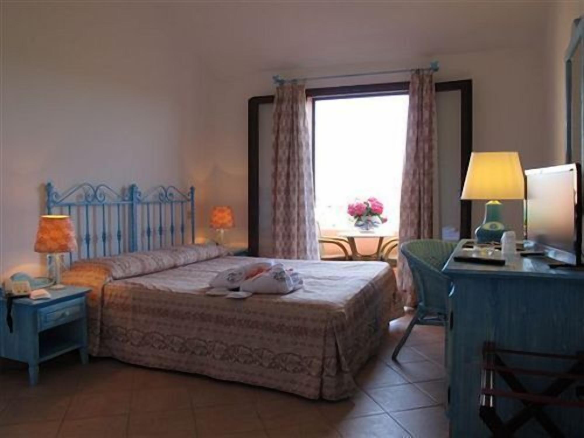 Godo Beach Hotel Baja Sardinia Exterior foto